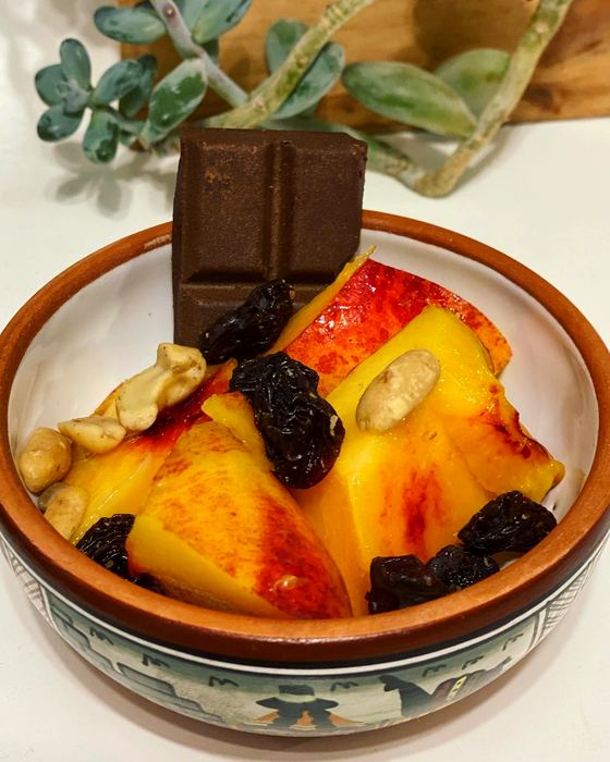 La fruta que tengas a mano, frutos secos y un cuadradito de chocolate amargo a partir del 70 %, foto de Flor