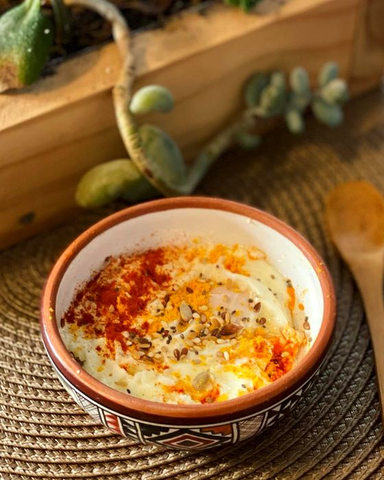 Un huevo batido con una cucharada de queso untable al microondas. Se hace en un minuto, foto de Flor