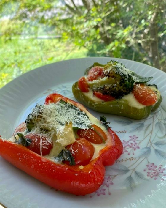 Morrones rellenos de brócoli, choclo, tomate cherry, albahaca y queso, foto de Flor