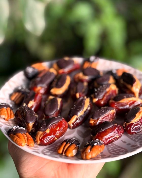 Dátiles rellenos con pasta de maní y chocolate al 70 %, foto de Flor