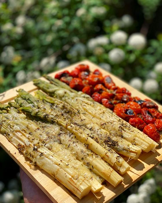 Espárragos con mix de queso y tomates cherrys dorados, foto de Flor