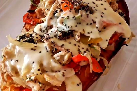 Calabaza rellena de pollo y verduras, en un tupper de sus viandas