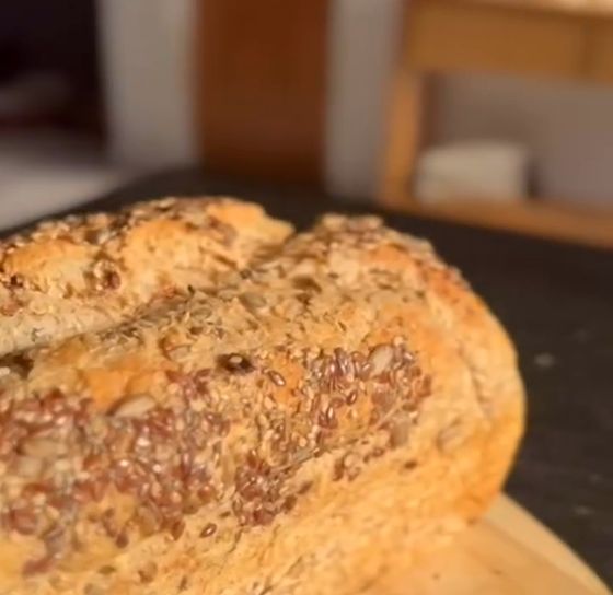 Un pan 100 % integral con semillas, recién horneado
