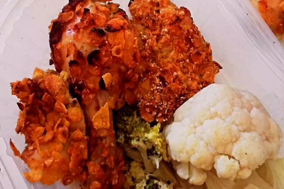 Pollo crispy con brócoli y coliflor, en un tupper de sus viandas