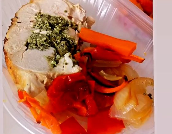 Pollo relleno de espinaca y ricota, en un tupper de sus viandas