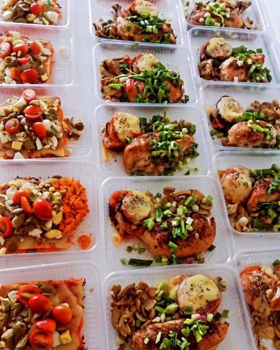 Una mesada llena de tuppers con las viandas de la semana