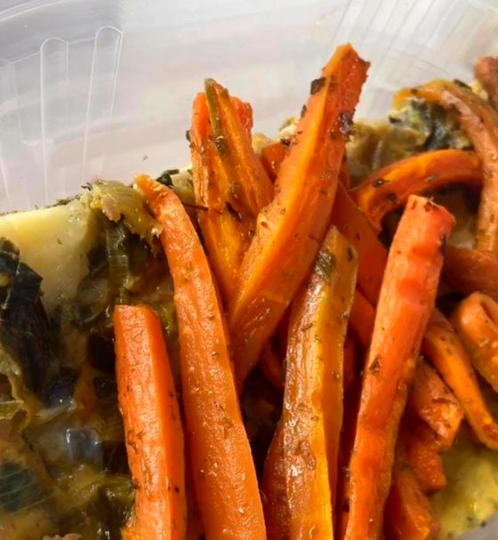 Tarta de puerro y jamón con bastones de zanahoria, en un tupper de sus viandas